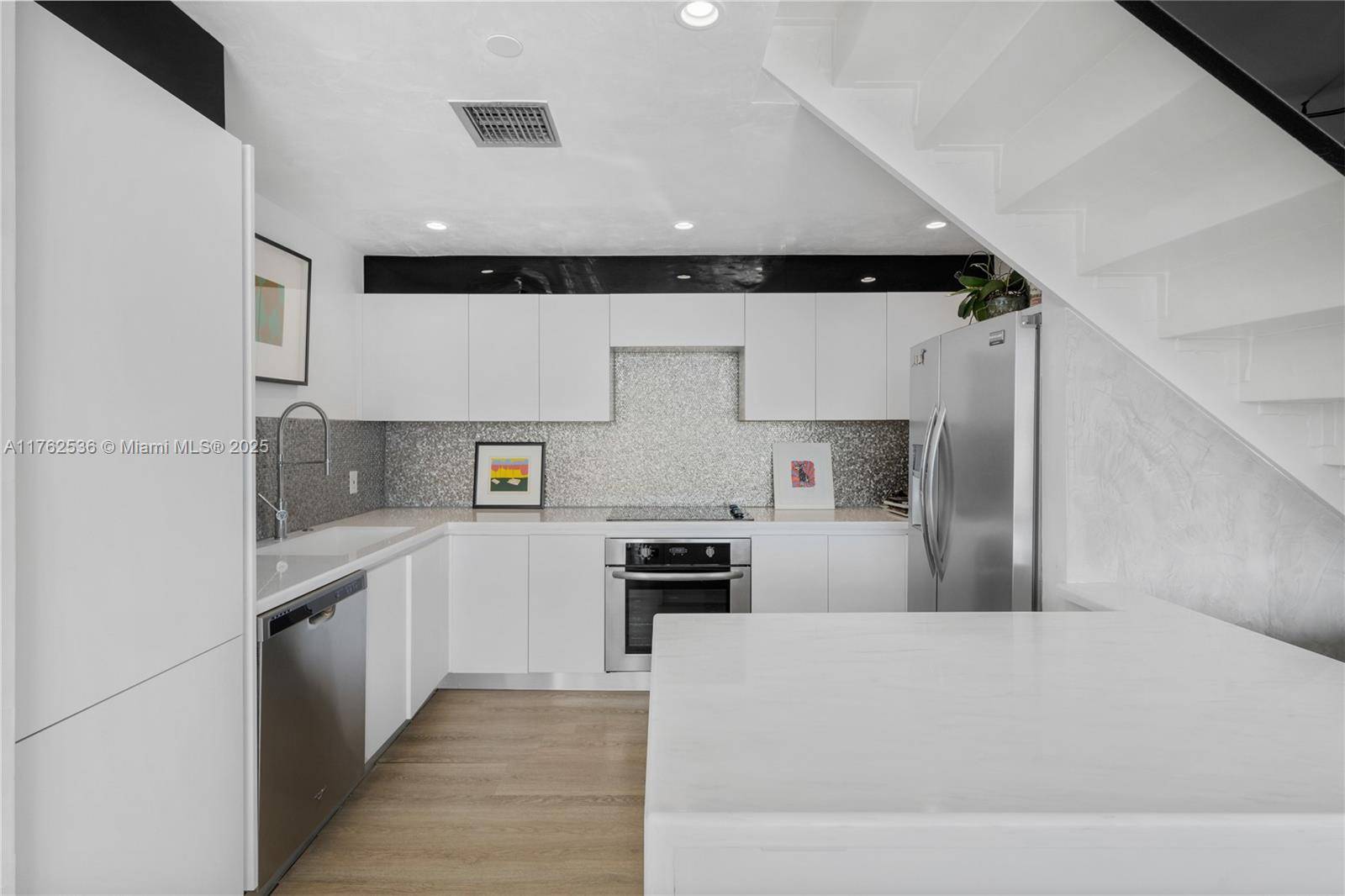 Miami, FL 33139,1000 Venetian Way #810