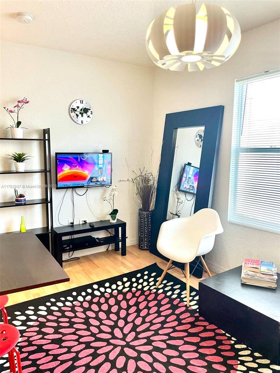 Miami Beach, FL 33141,7326 Collins Ave #207