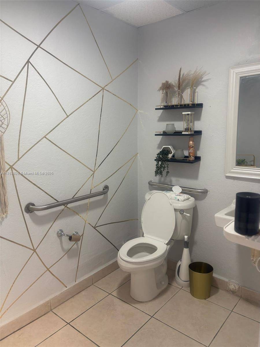 Hallandale Beach, FL 33009,828 W Pembroke Rd
