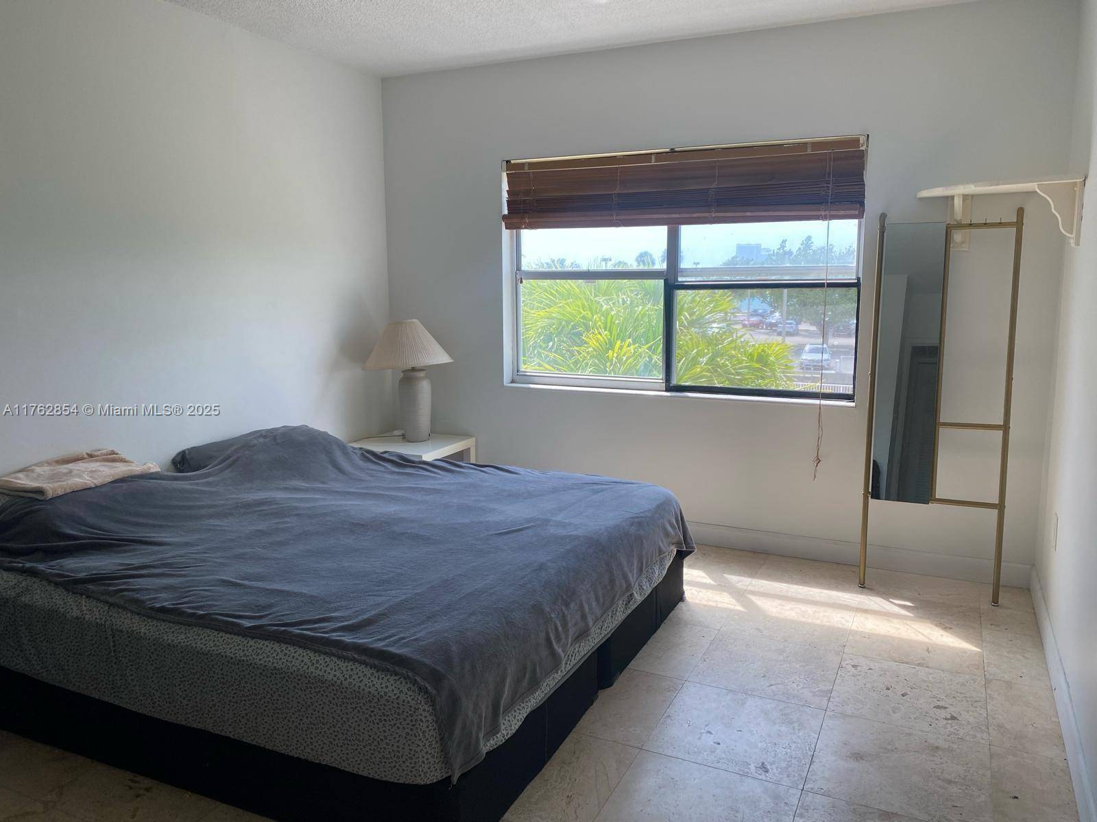 Sunny Isles Beach, FL 33160,400 Kings Point Dr #209