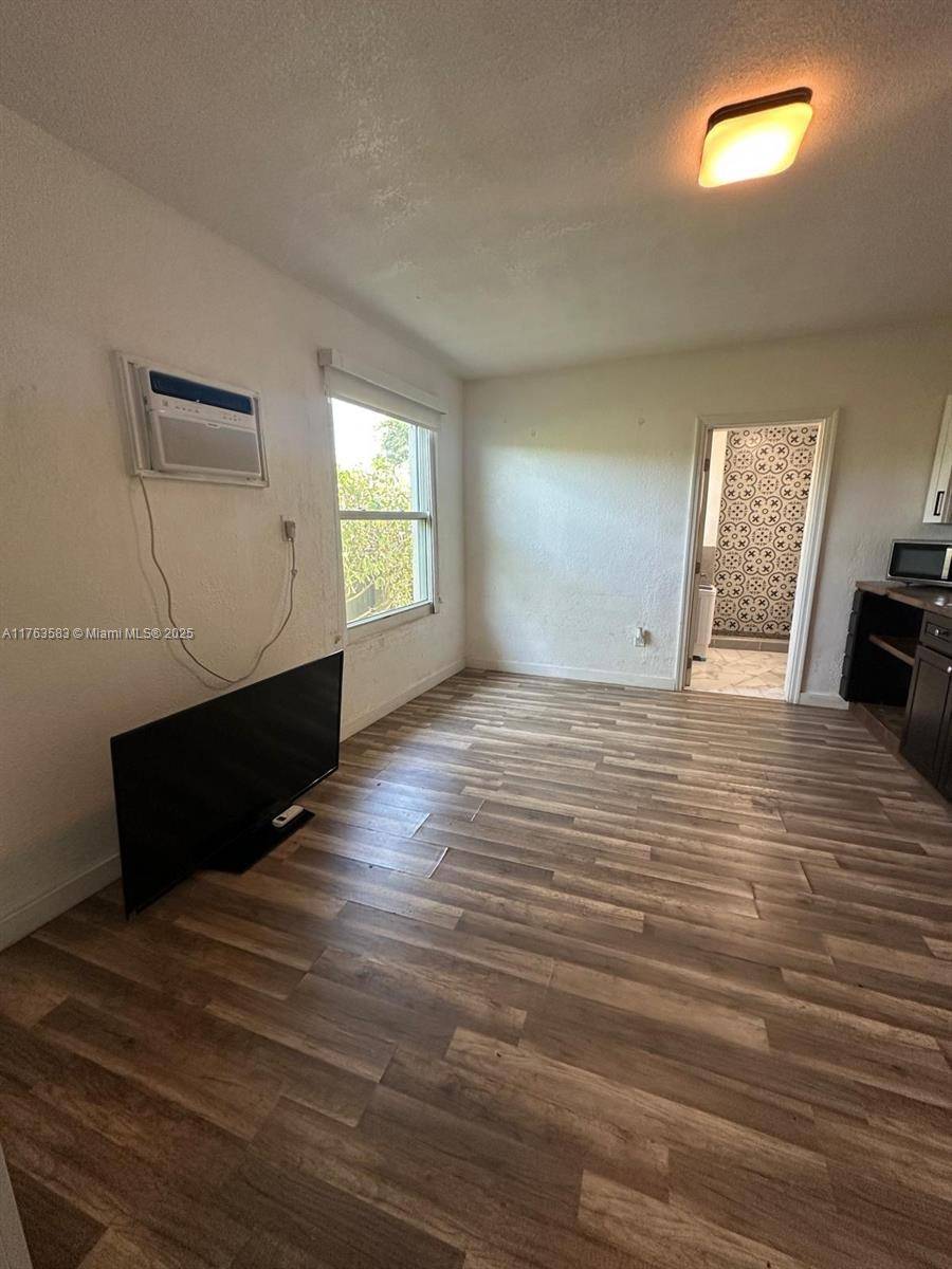Miami, FL 33165,10011 SW 43rd St #1