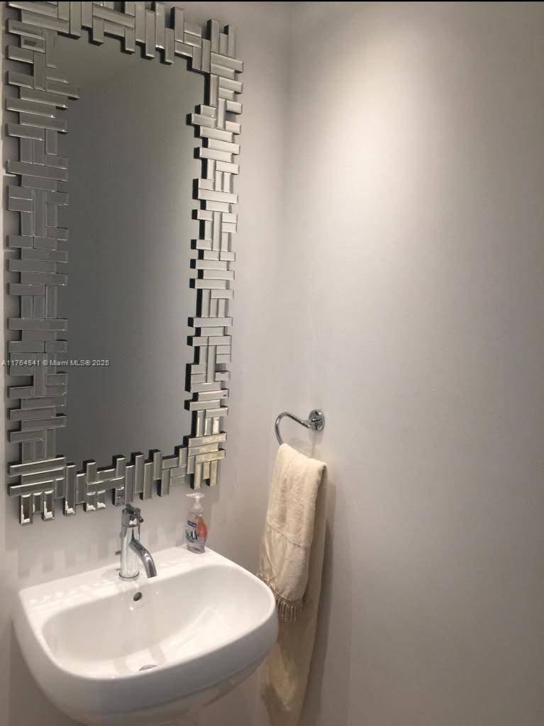 Sunny Isles Beach, FL 33160,18201 Collins Ave #903