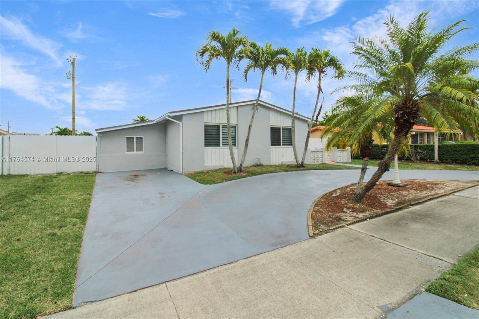 Miami, FL 33165,9215 SW 44th St