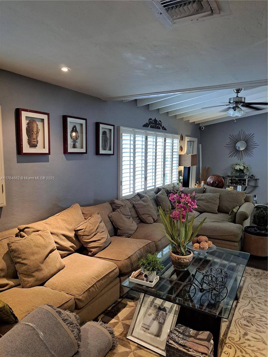 Plantation, FL 33317,911 W Country Club Cir