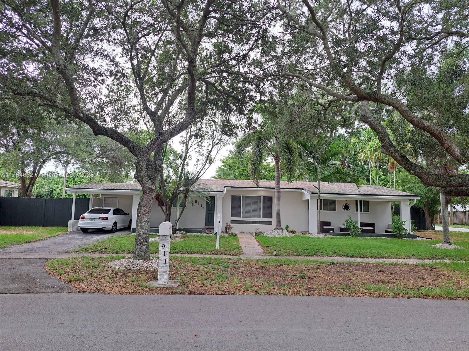 Plantation, FL 33317,911 W Country Club Cir