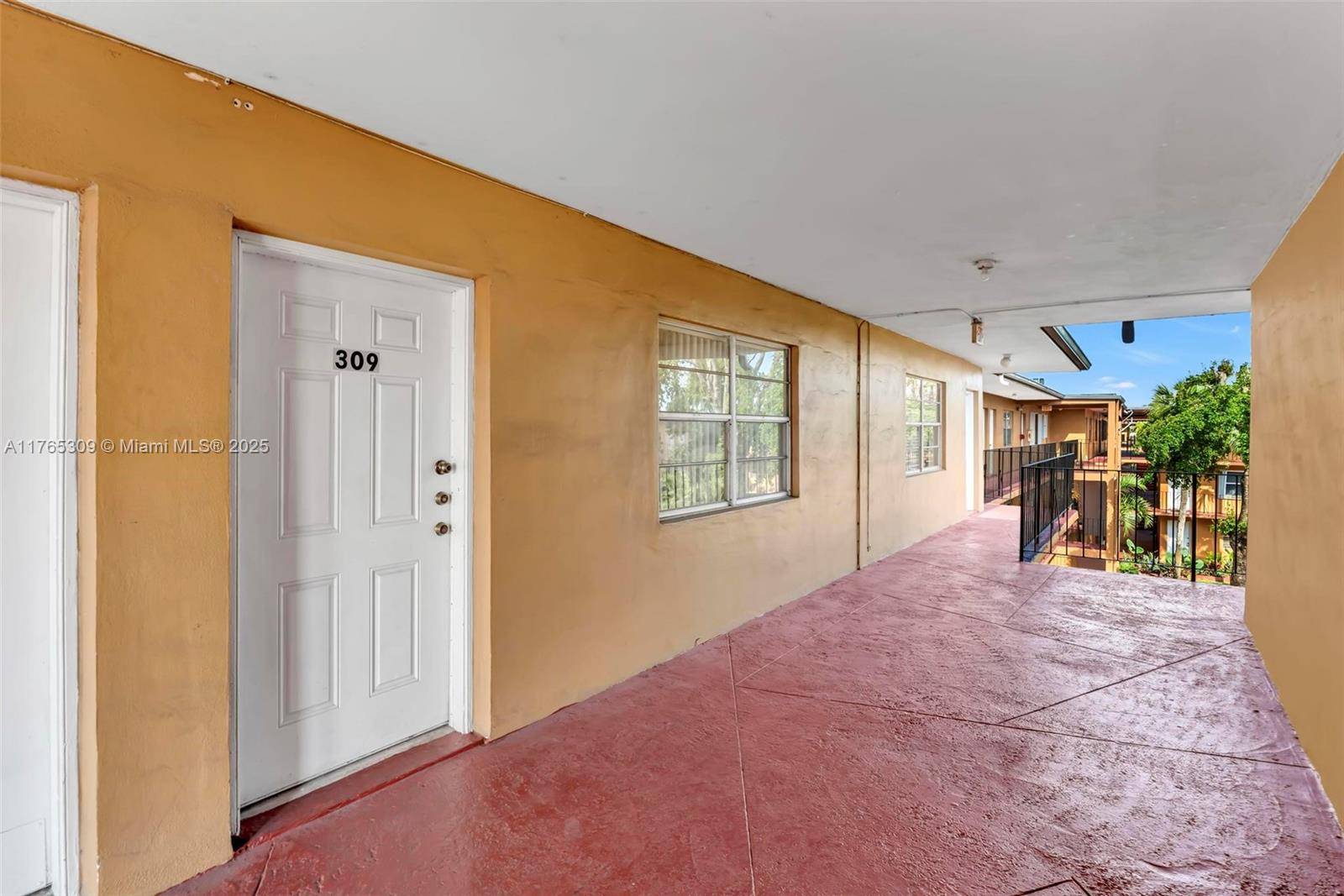 Hialeah, FL 33012,1280 W 54th St #309B