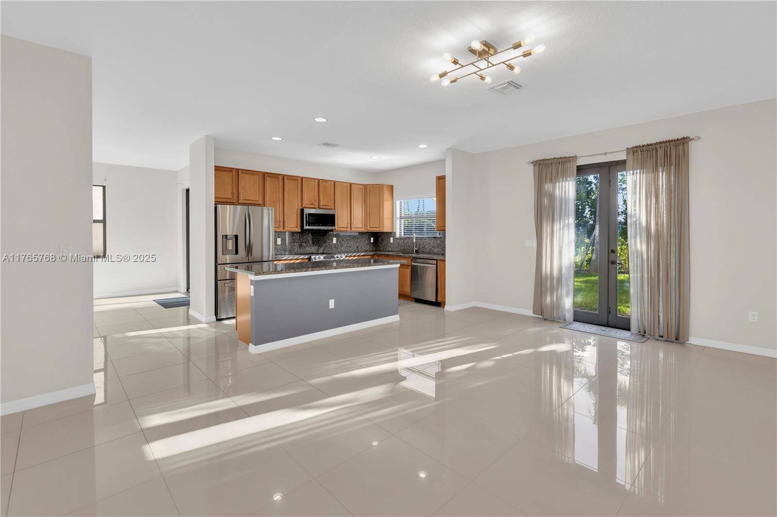 Miami, FL 33179,724 NE 191st St #724