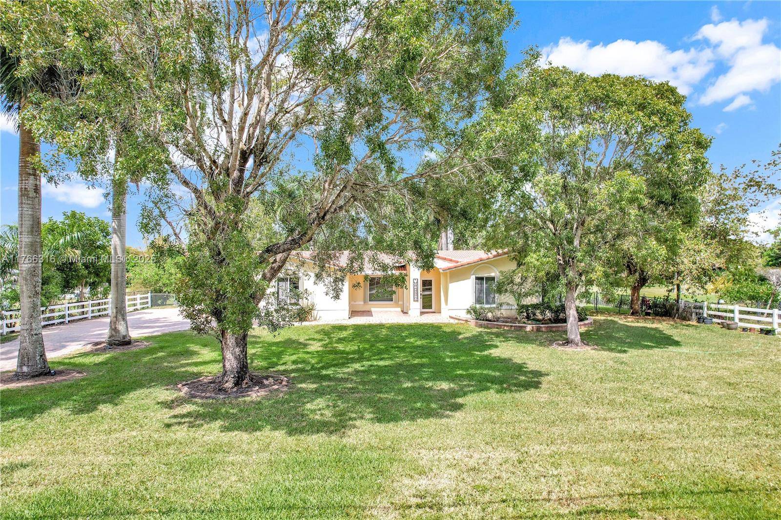 Davie, FL 33325,14209 SW 26th St