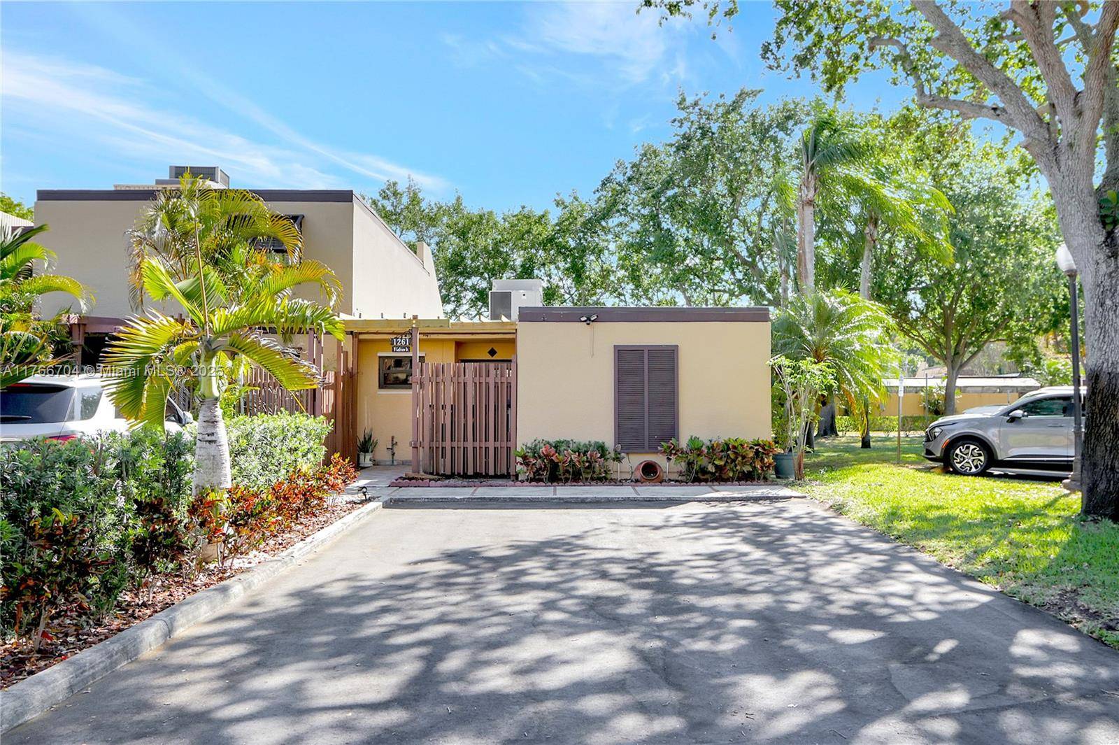 Pembroke Pines, FL 33026,1261 W Golfview Dr