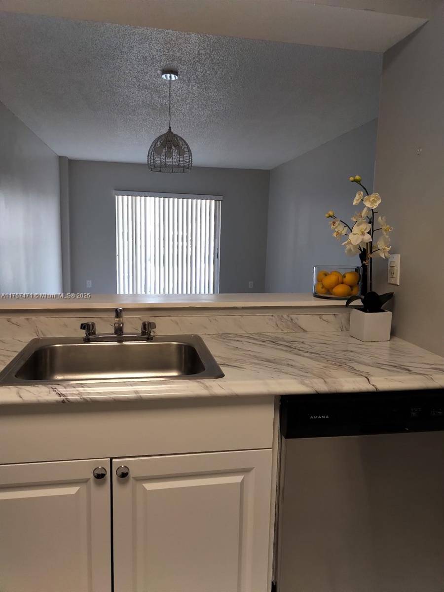 North Miami Beach, FL 33160,16465 NE 22nd Ave #114