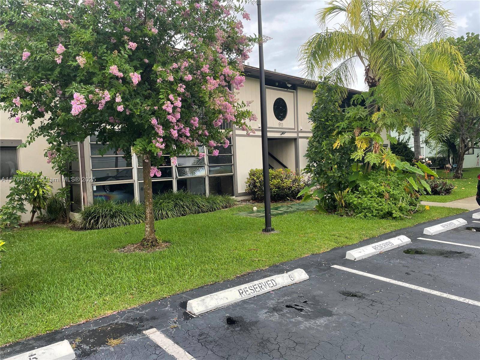 Miami, FL 33179,911 NE 199th St #206-14