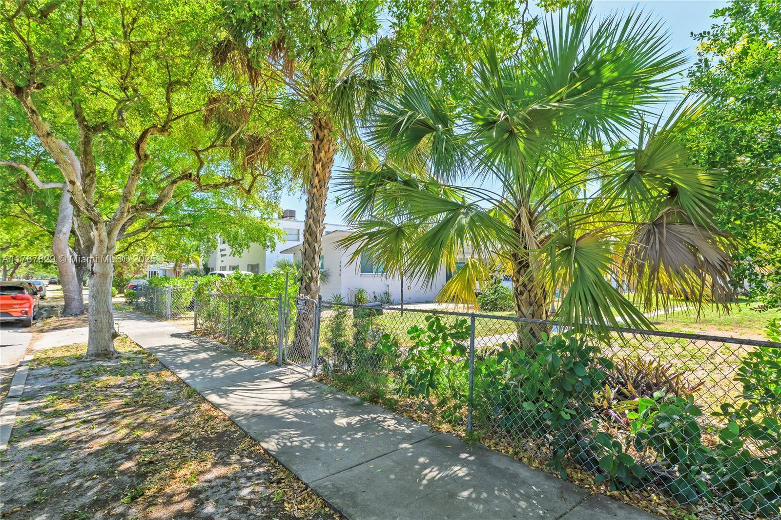 Hollywood, FL 33020,1946 Madison St