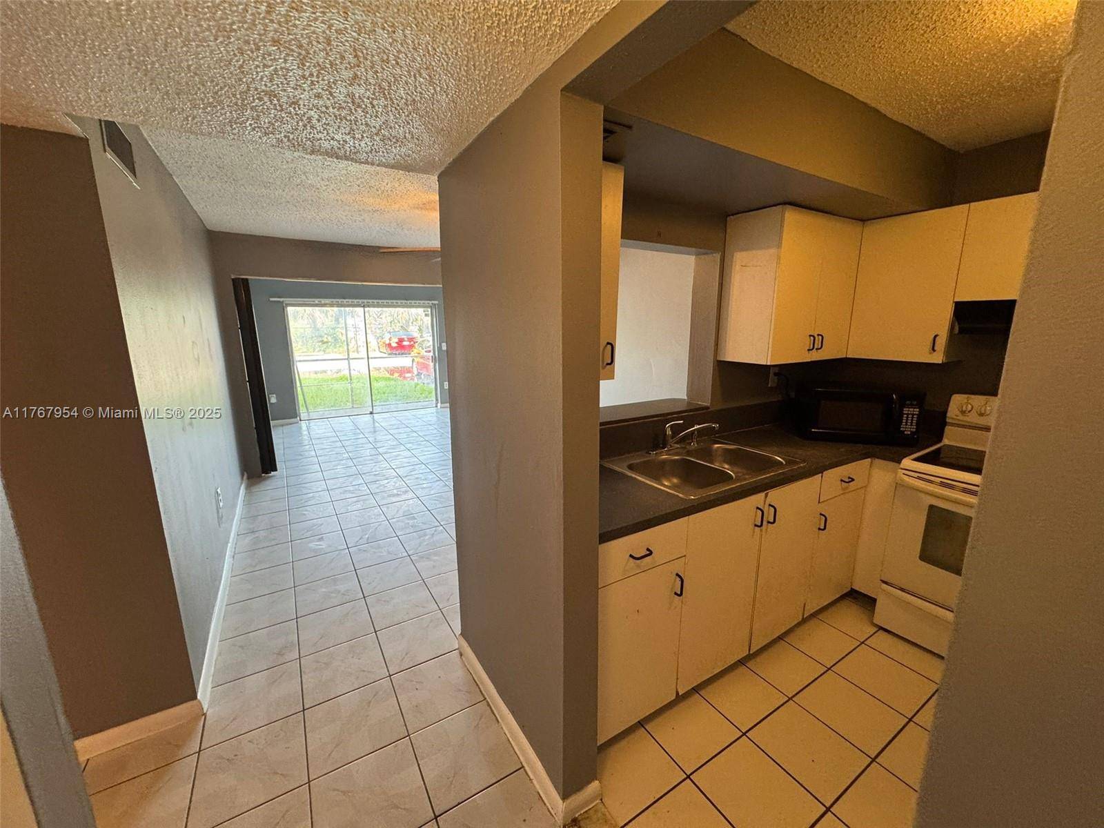 Lauderdale Lakes, FL 33311,3710 NW 21st St #111