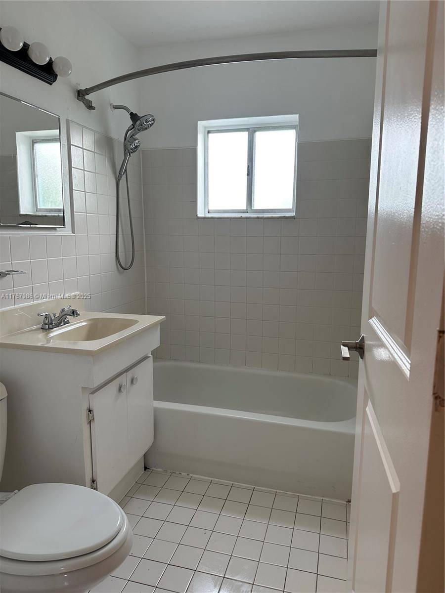 Hollywood, FL 33021,5743 Lincoln St #1
