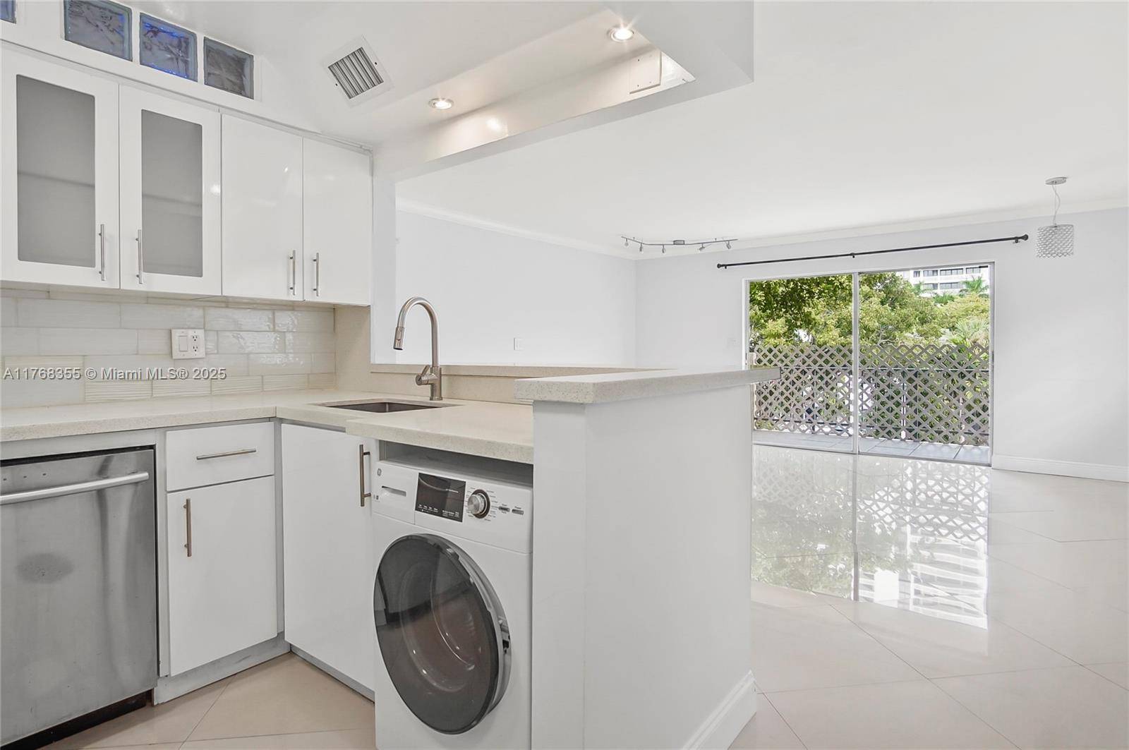 North Miami Beach, FL 33160,3522 NE 171st St #308
