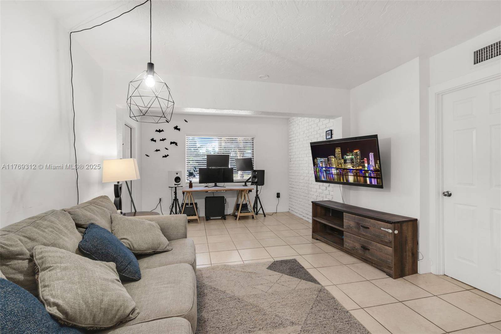 Hollywood, FL 33021,5844 Garfield St
