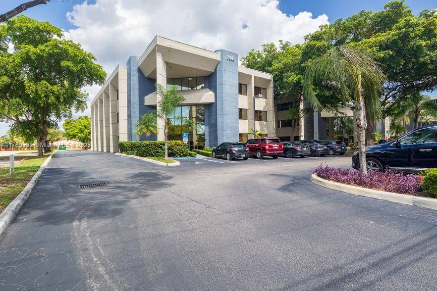 Lauderhill, FL 33319,7501 W Oakland Park Blvd #203-204