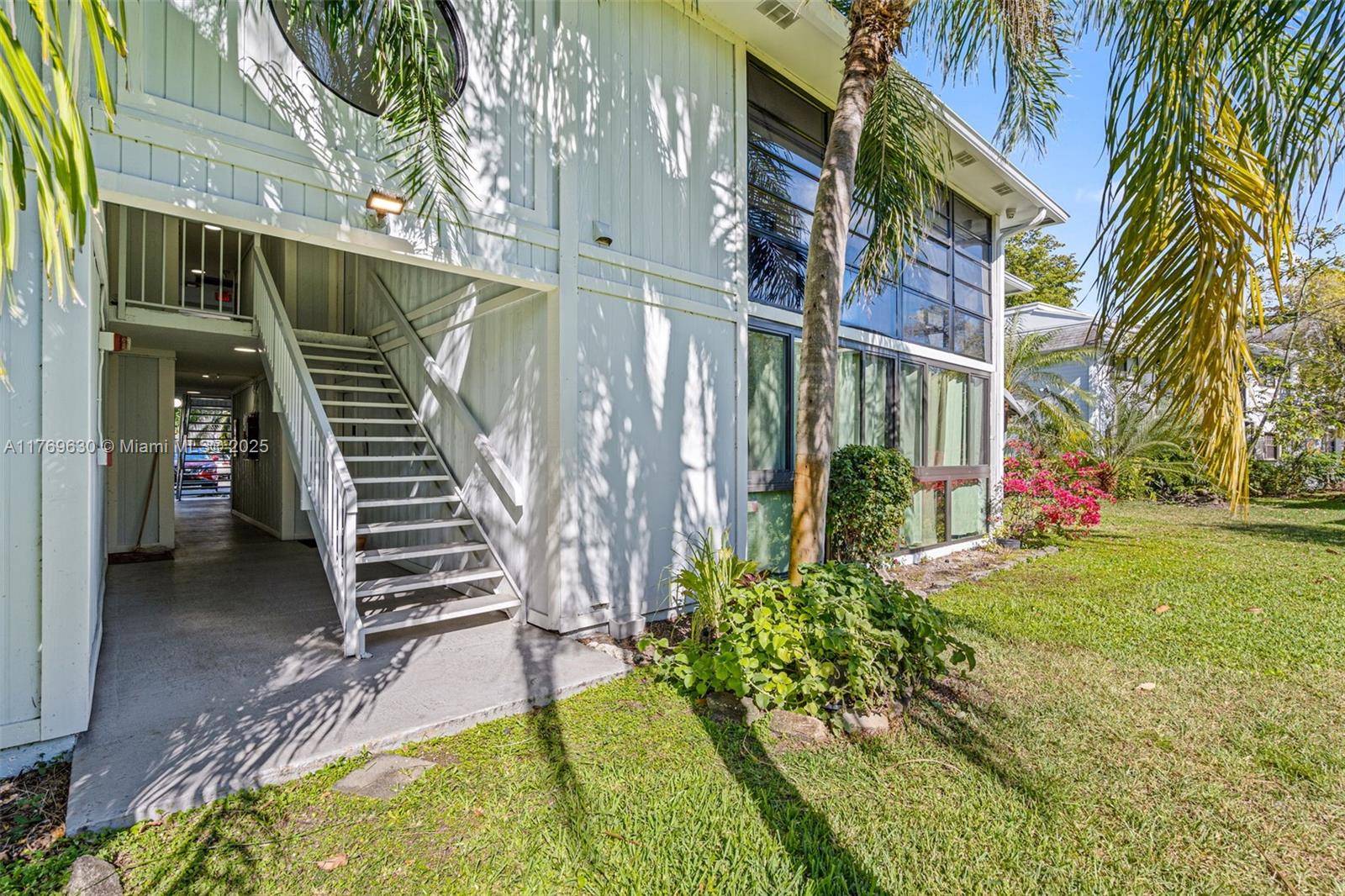 Miami, FL 33179,915 NE 199th St #202-15