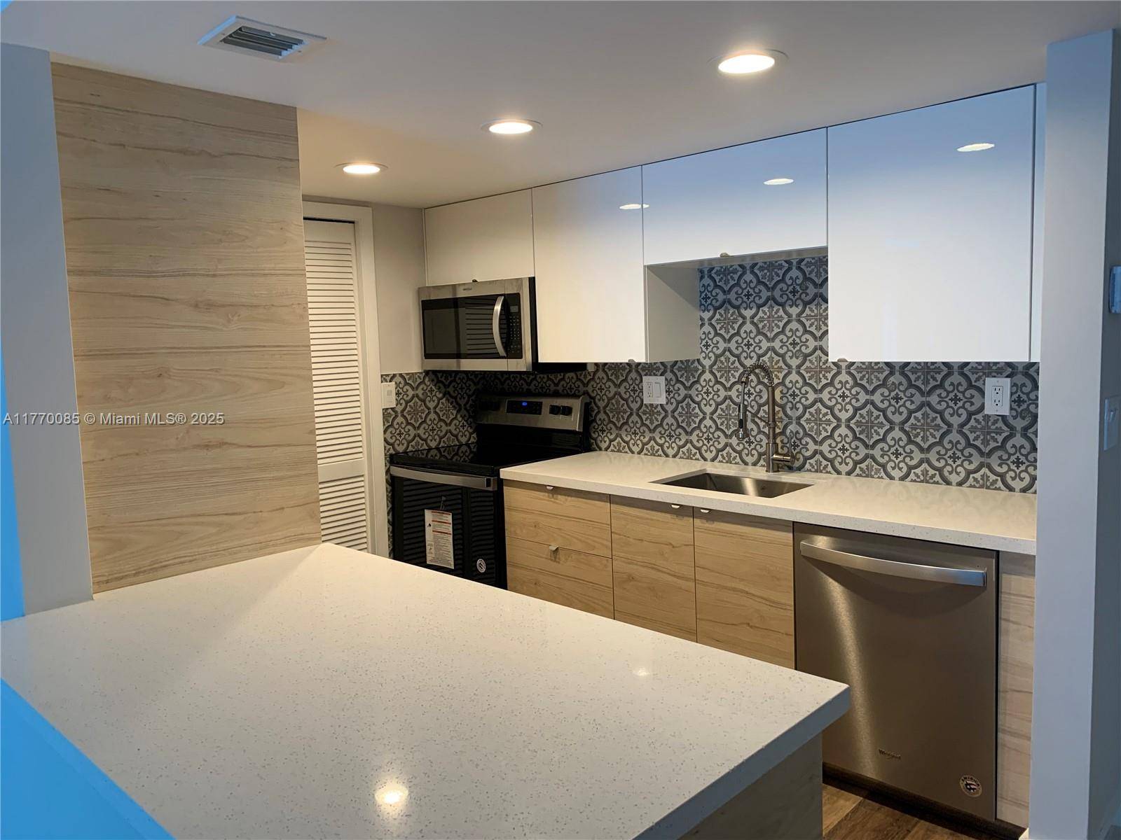 Weston, FL 33326,120 Lakeview Dr #202