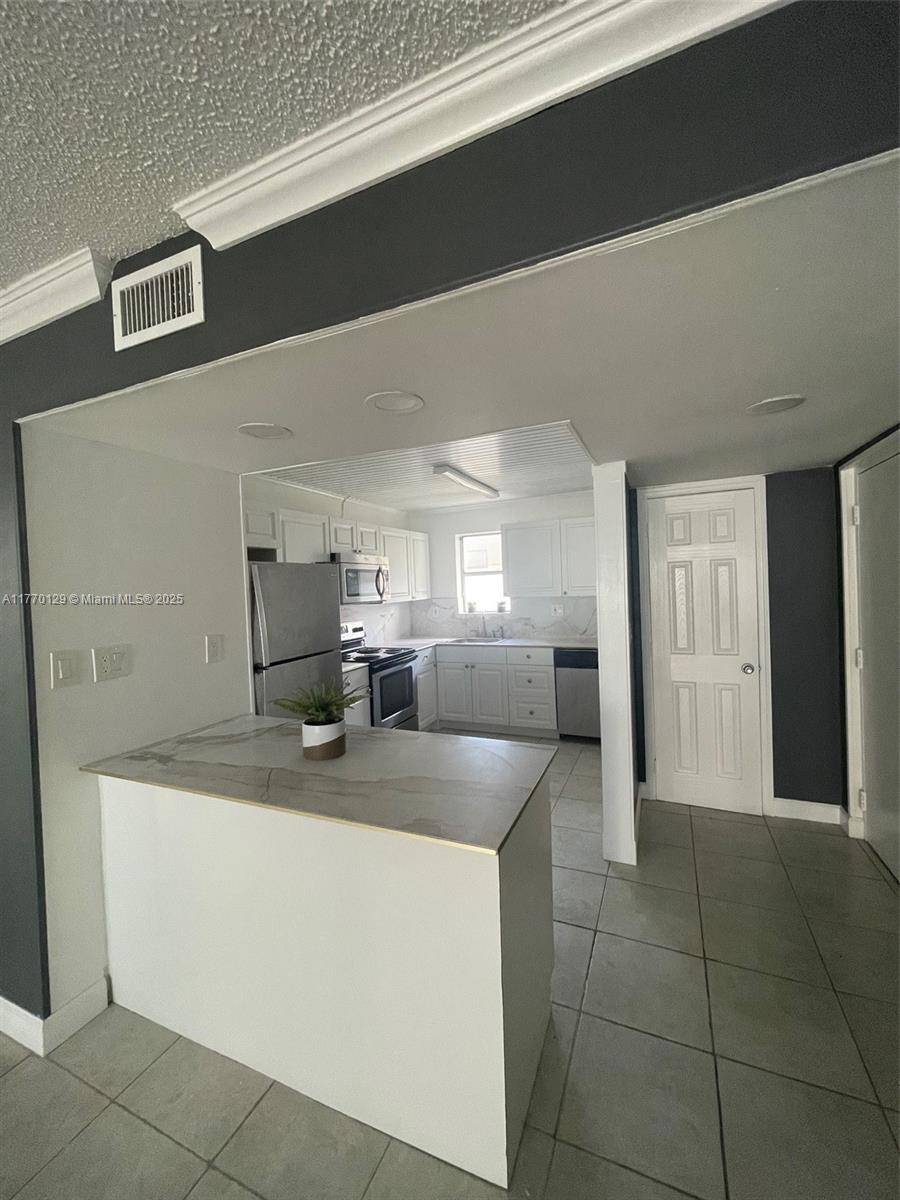 Miami, FL 33137,600 NE 25th St #60