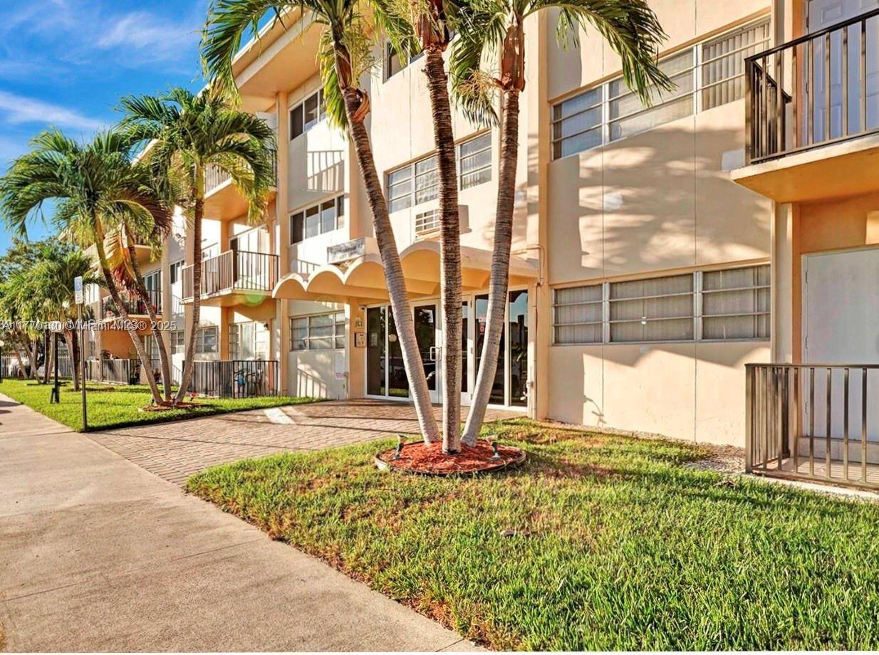 Miami, FL 33162,1400 NE 169th St #204