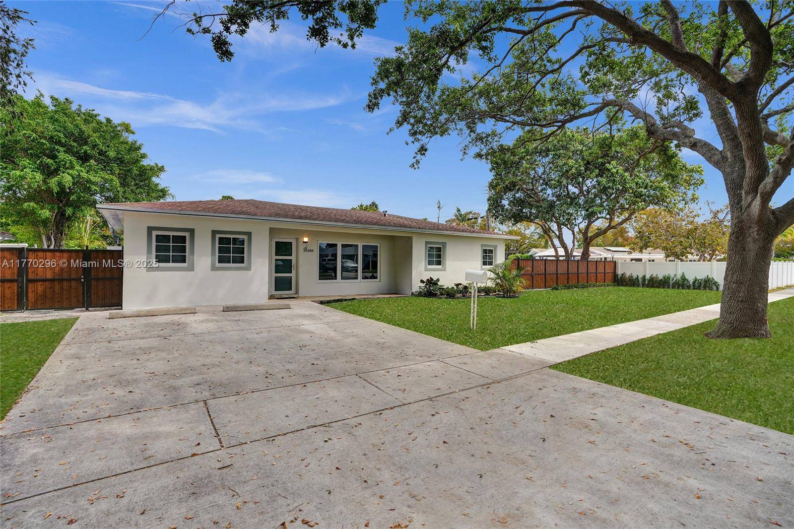 North Miami, FL 33181,2125 Alamanda Dr