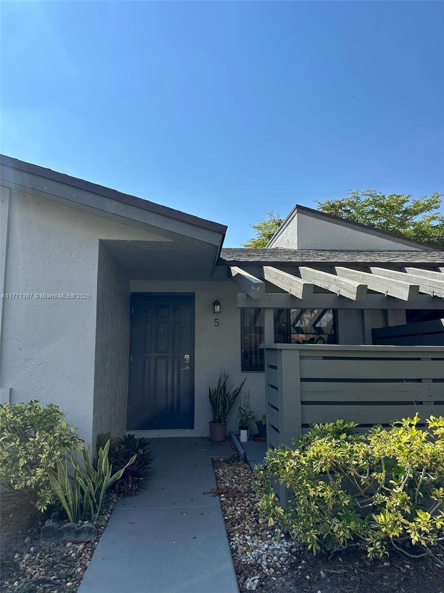 Weston, FL 33326,443 Lakeview Dr #5