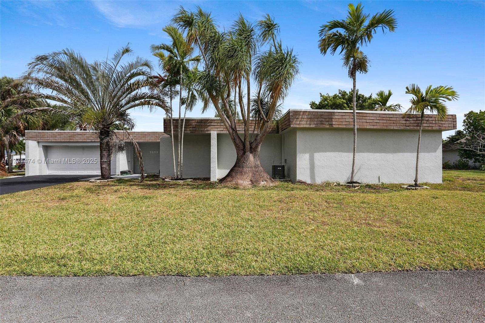 Tamarac, FL 33319,5209 Buttonwood Ct