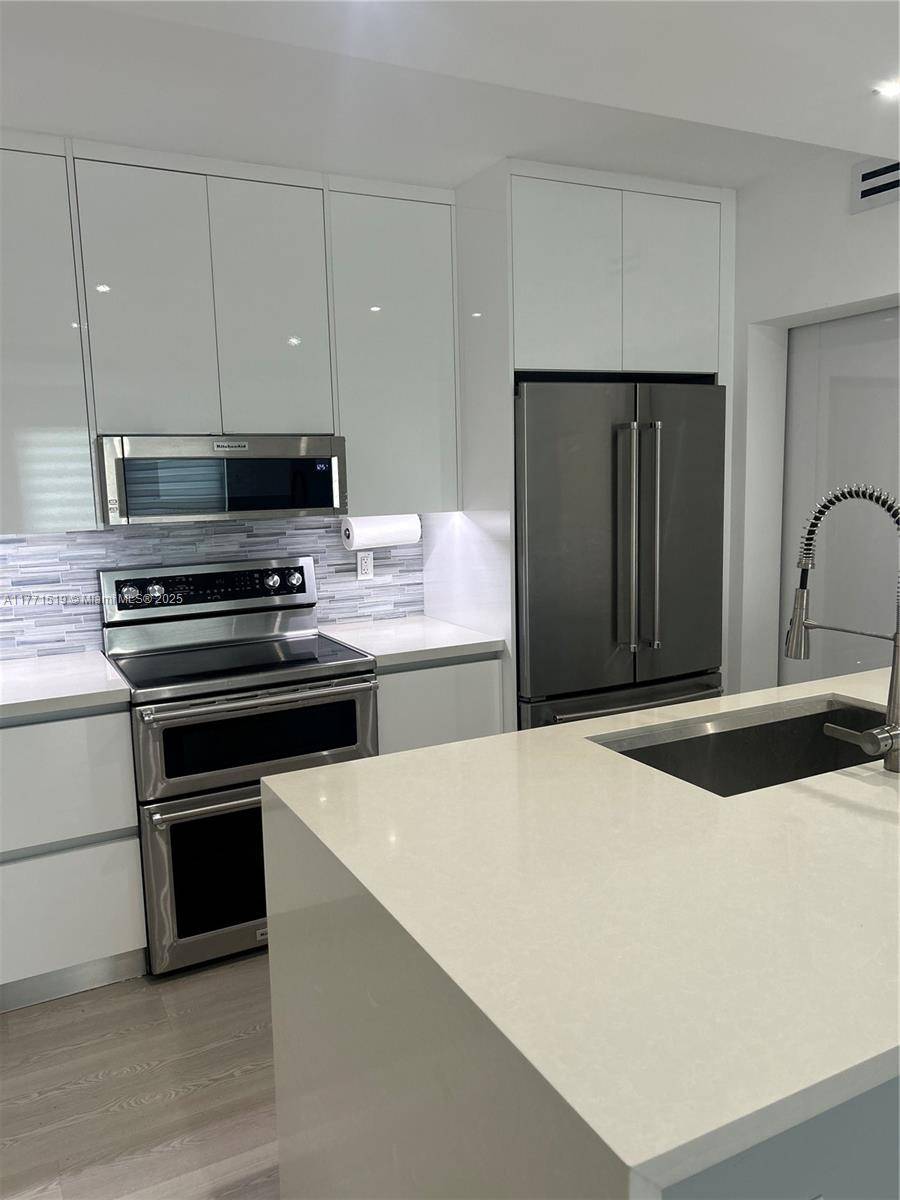 Fort Lauderdale, FL 33315,900 River Reach Dr #504