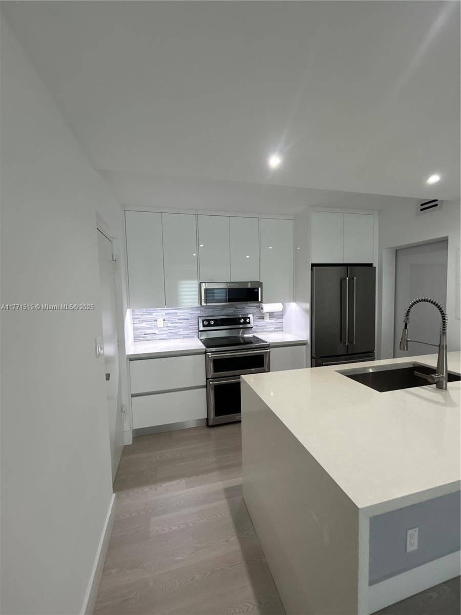 Fort Lauderdale, FL 33315,900 River Reach Dr #504