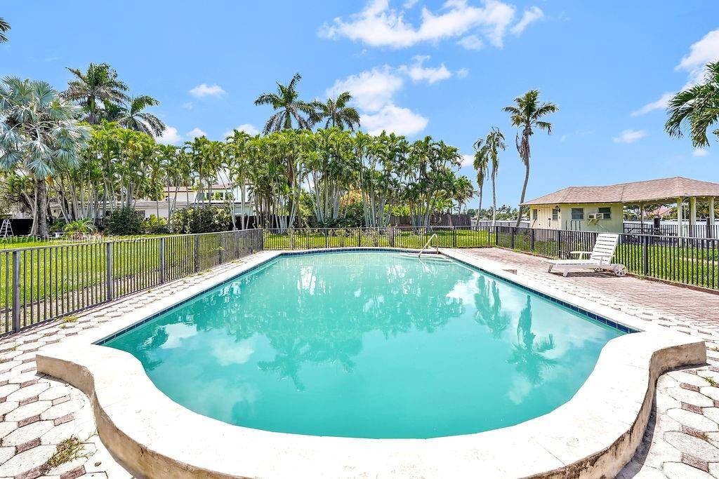 Hollywood, FL 33019,933 S Northlake Dr #A