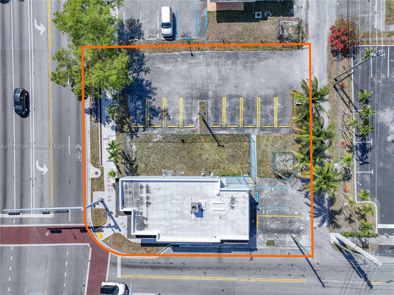 North Miami, FL 33161,999 (aka 997) NE 125th St