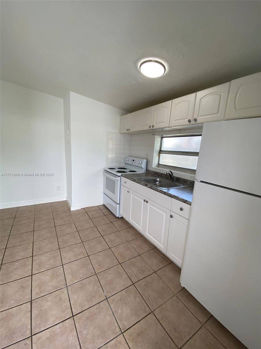 North Miami Beach, FL 33160,2555 NE 181st St #b