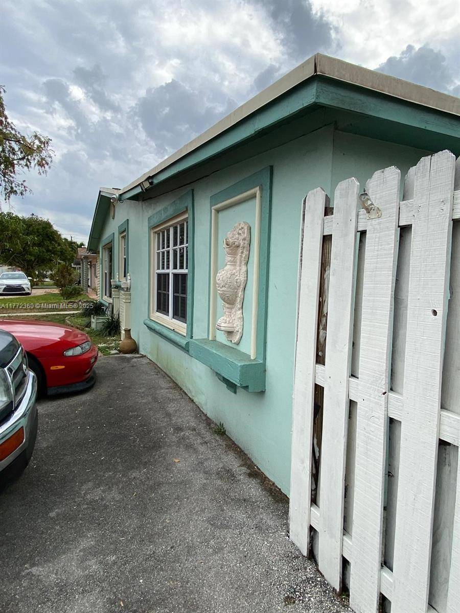 Sunrise, FL 33313,6210 NW 17th St