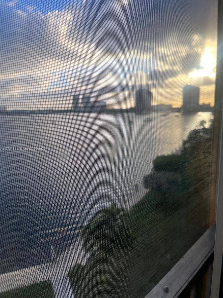 Aventura, FL 33160,3020 Marcos Dr #S607