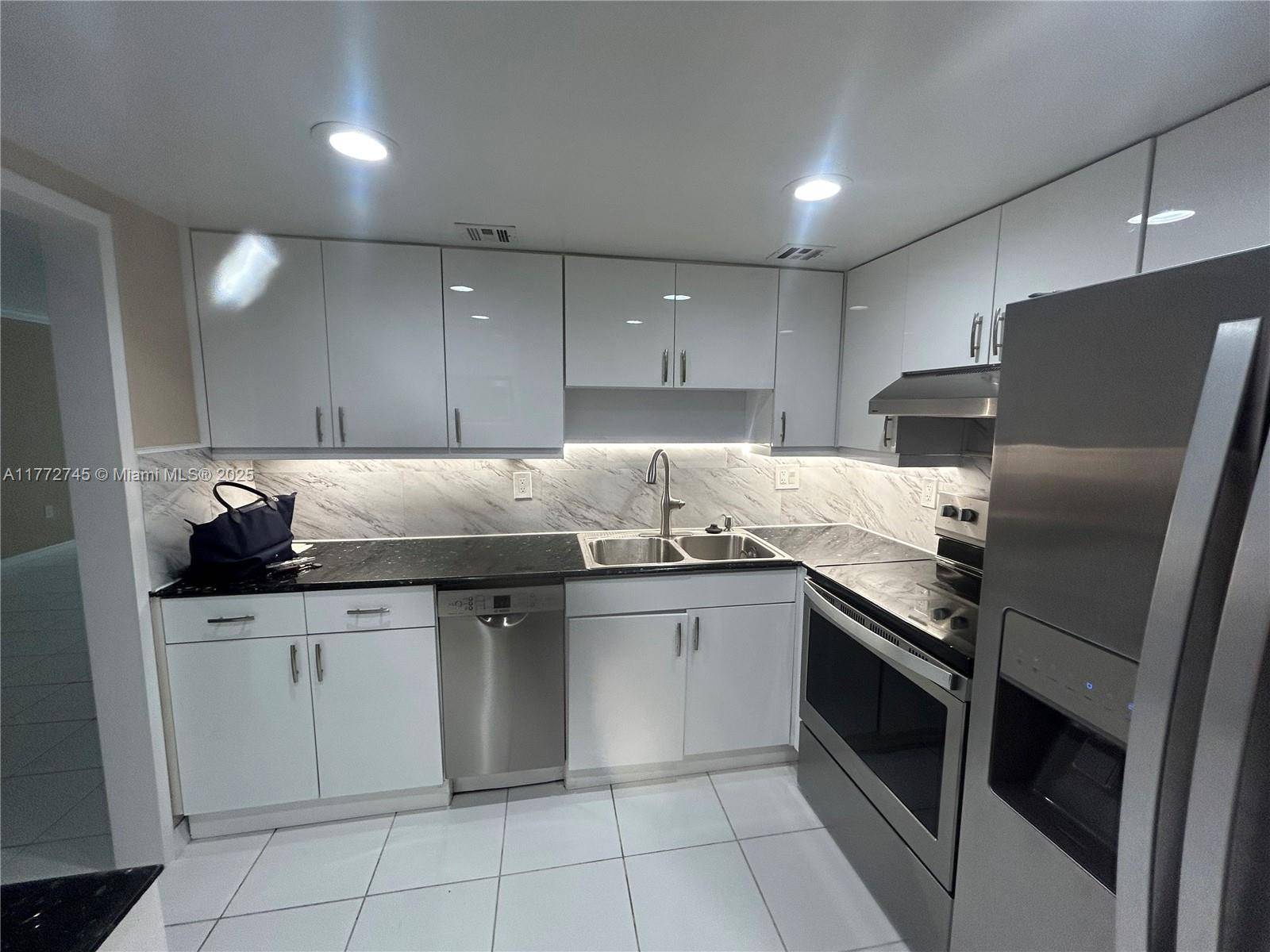 Miami Beach, FL 33140,5701 Collins Ave #812