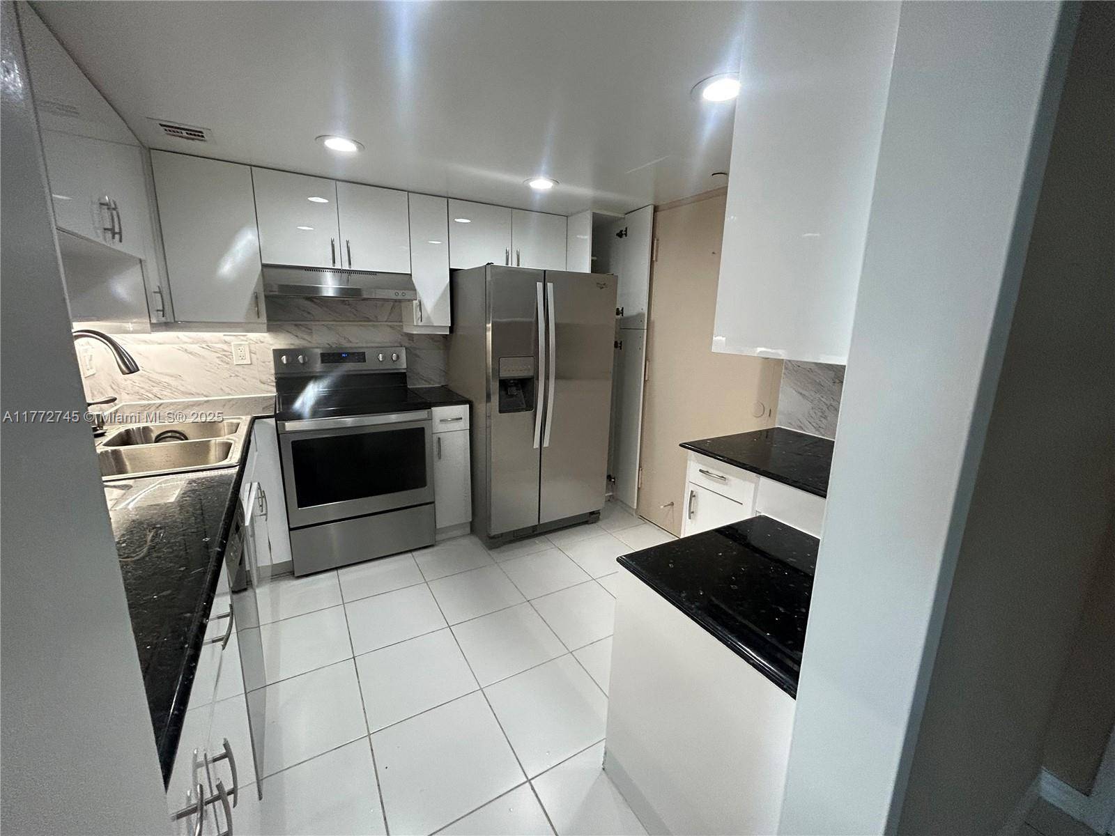 Miami Beach, FL 33140,5701 Collins Ave #812