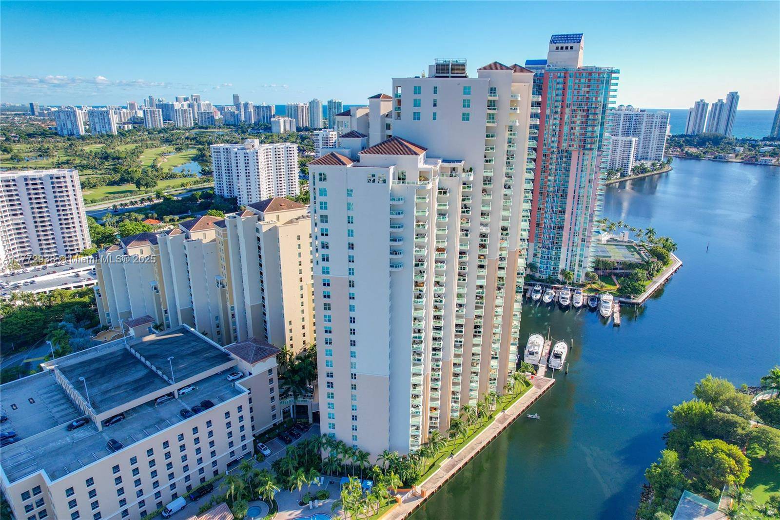 Aventura, FL 33180,3330 NE 190th St #TH18