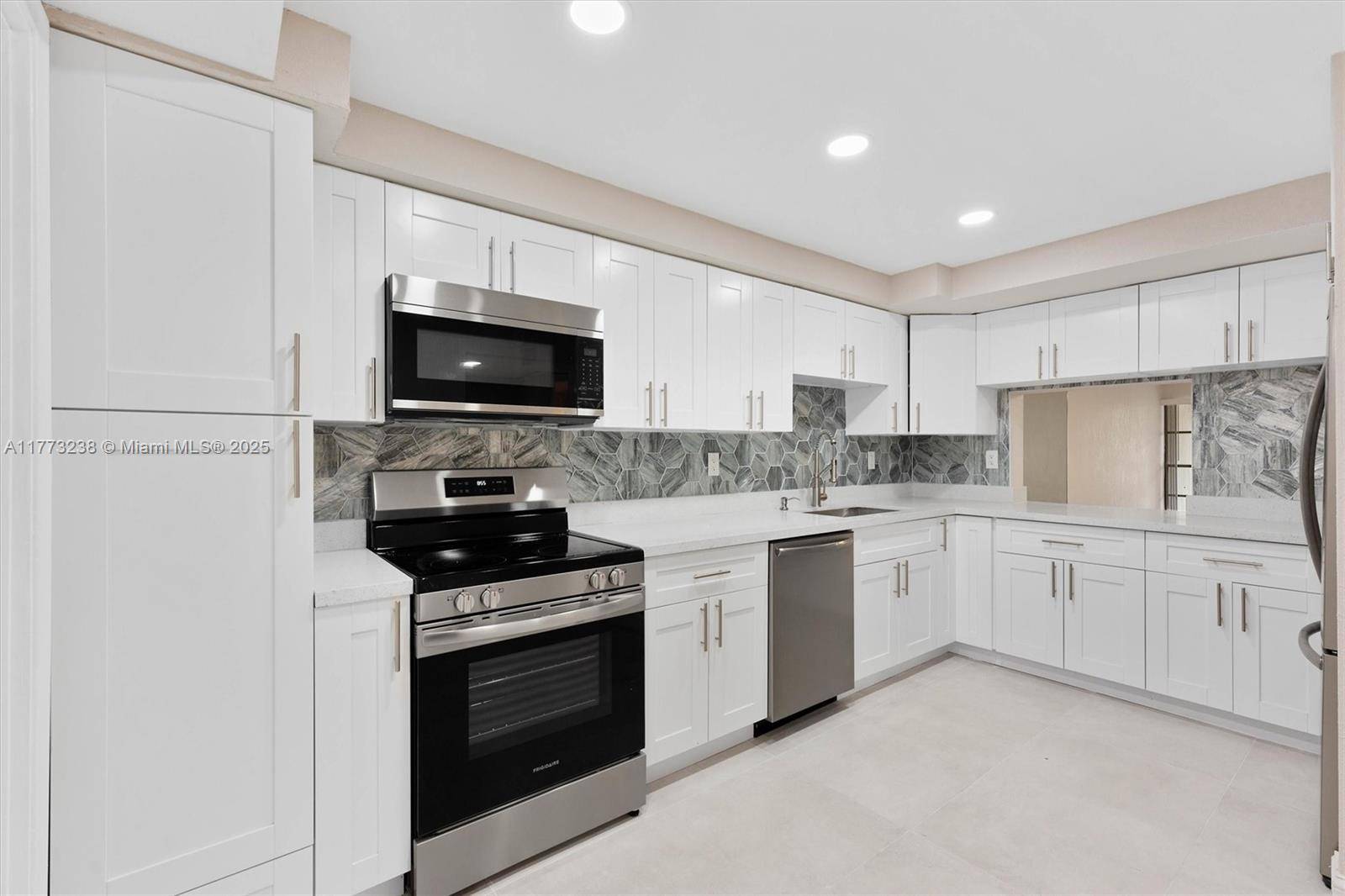 Lauderhill, FL 33319,6563 Racquet Club Dr #124