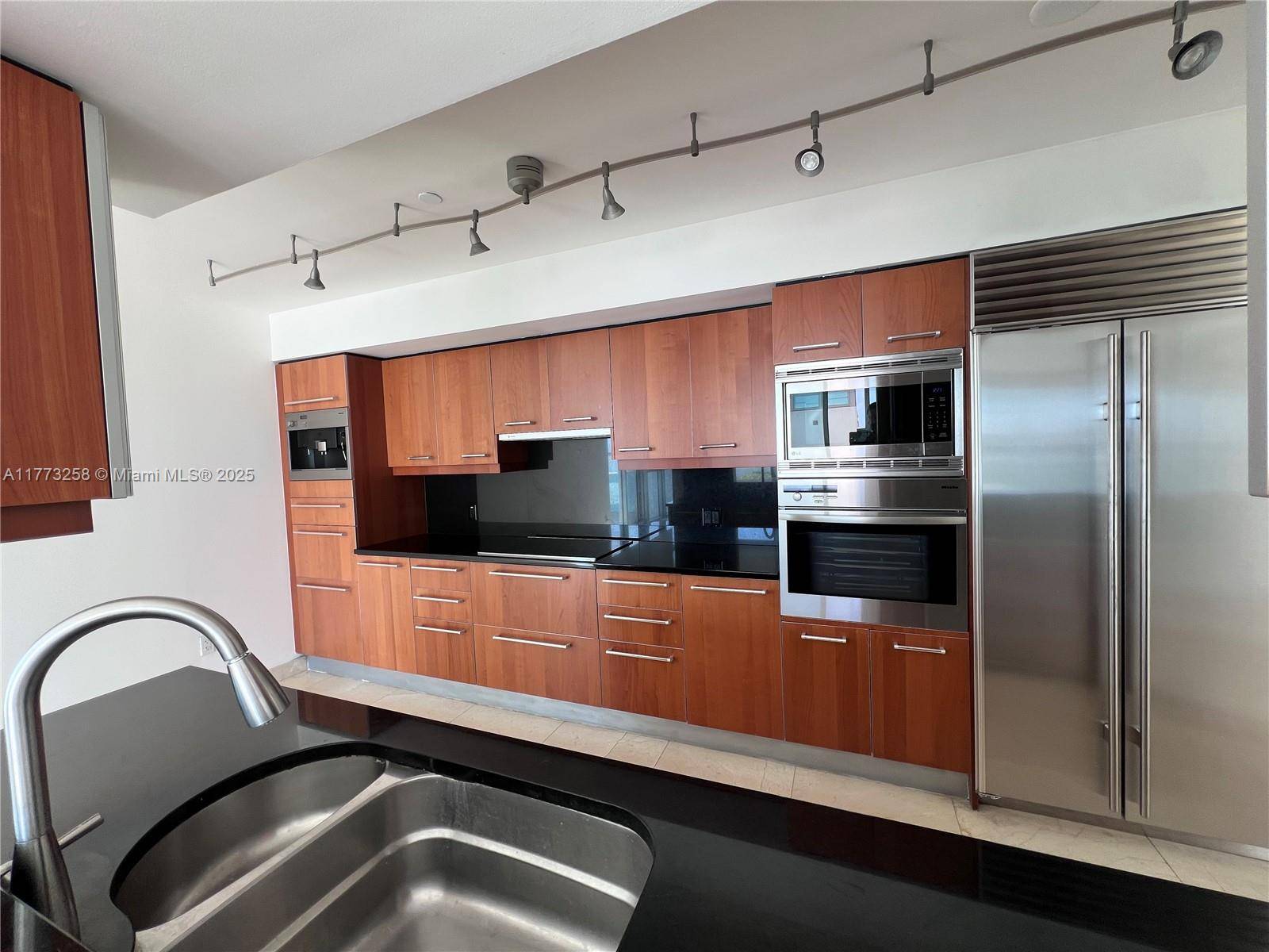 Miami, FL 33131,1331 Brickell Bay Dr #711