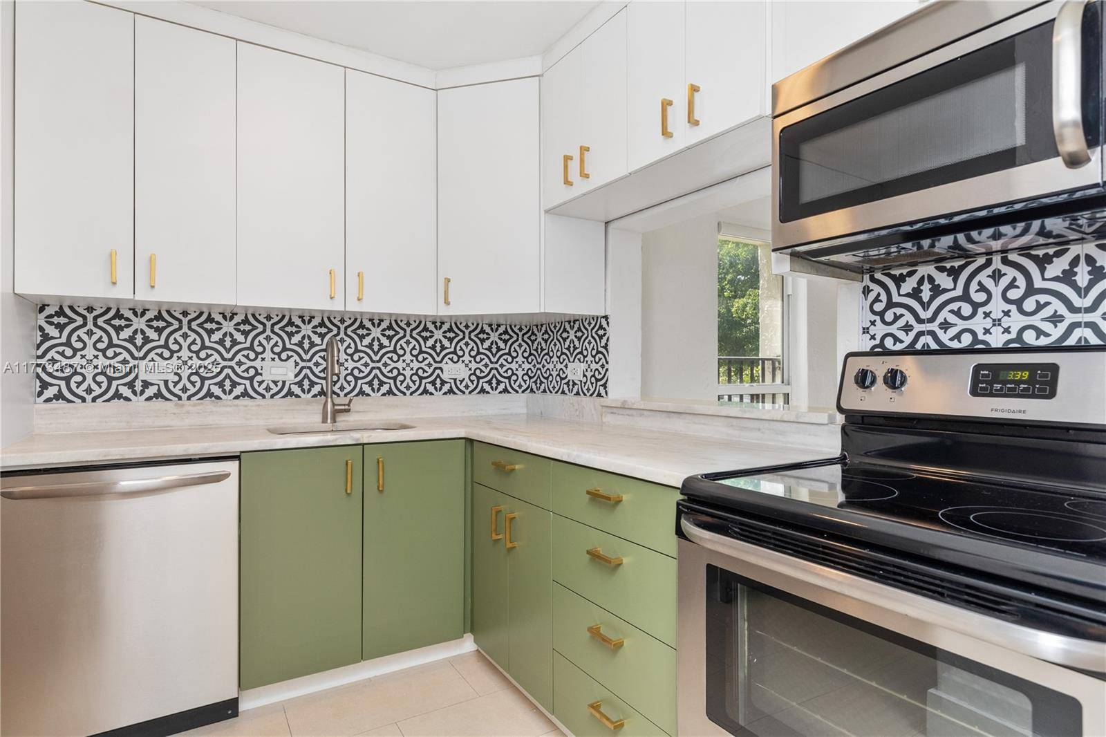 Pinecrest, FL 33156,6890 N Kendall Drive #B202