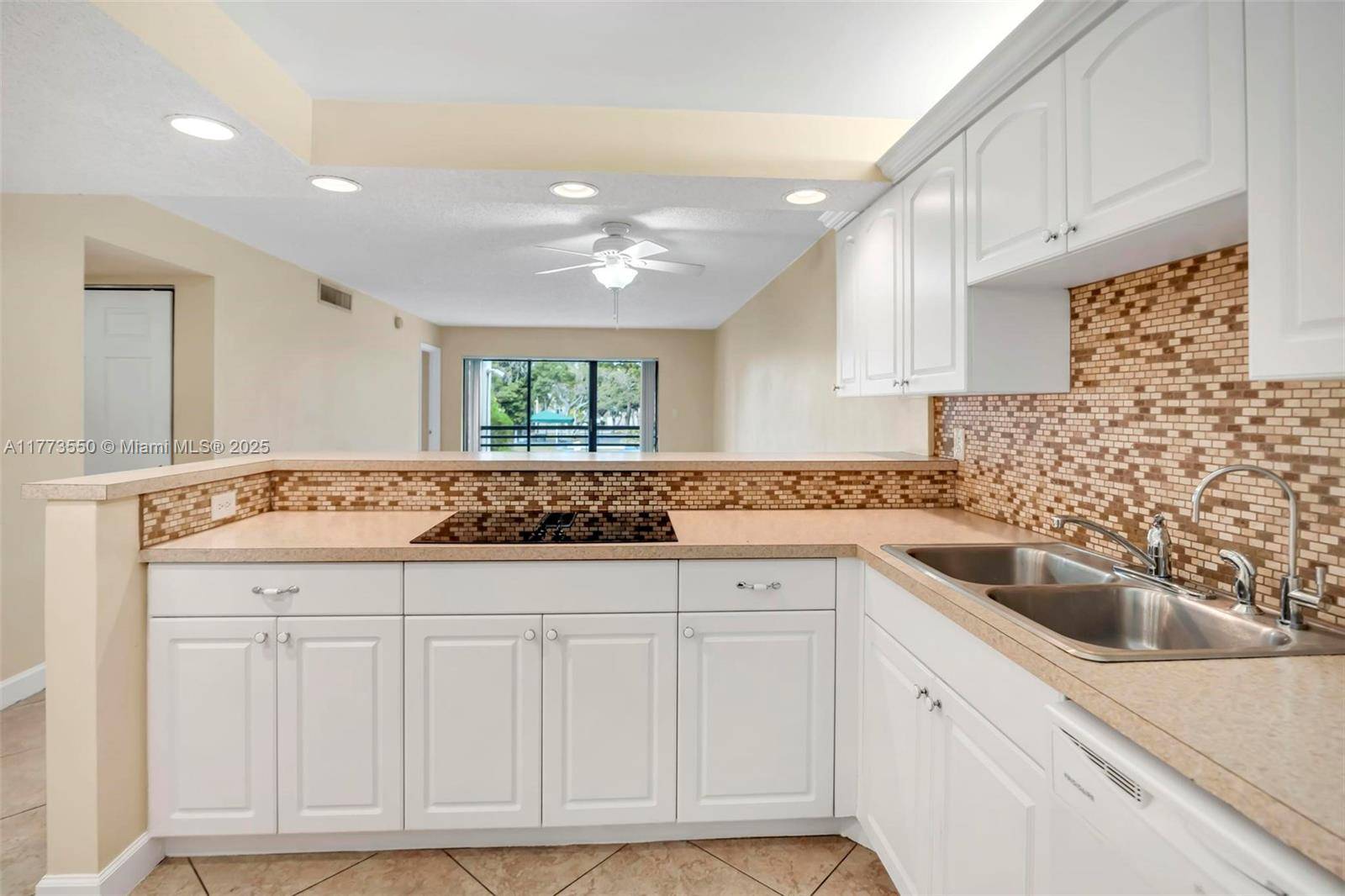 Pompano Beach, FL 33069,2326 S Cypress Bend Dr #218