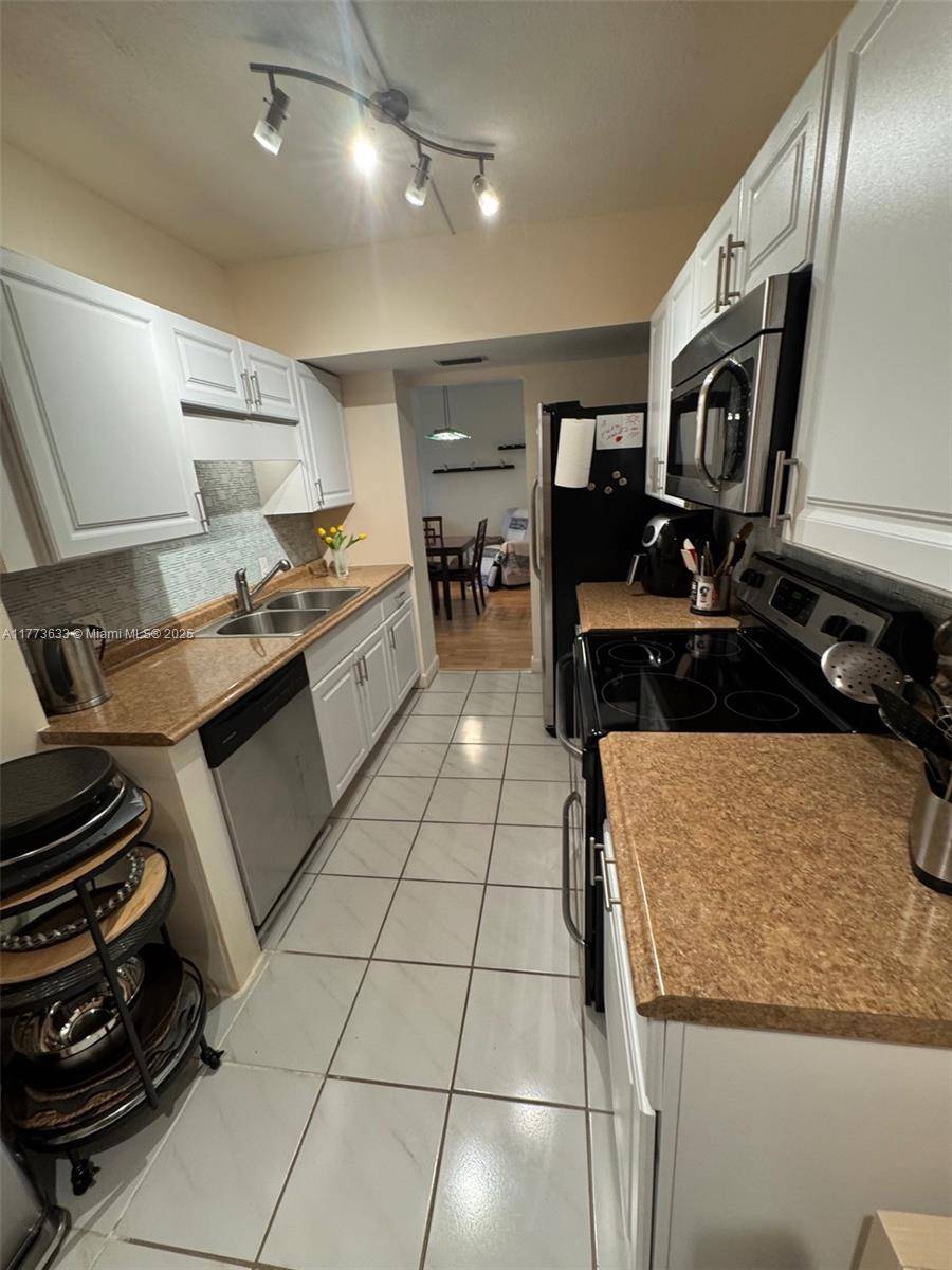 Hollywood, FL 33021,4330 Hillcrest Dr #304