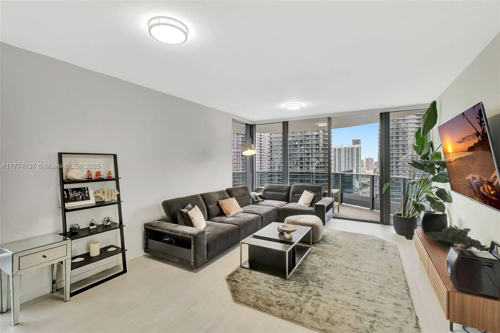 Miami, FL 33131,1000 Brickell Plz #2812