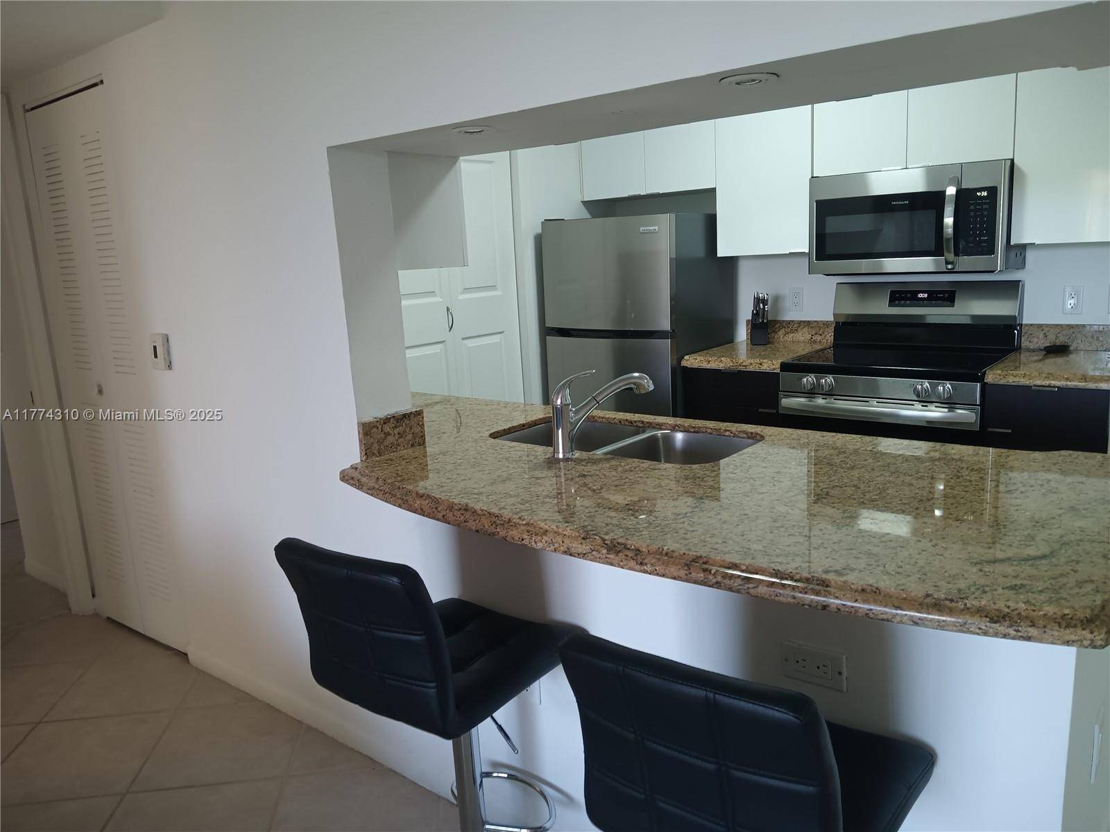 Aventura, FL 33180,19501 E Country Club Dr #9305