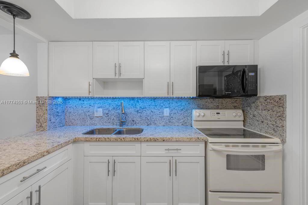 Hollywood, FL 33021,1101 Hillcrest Ct #315