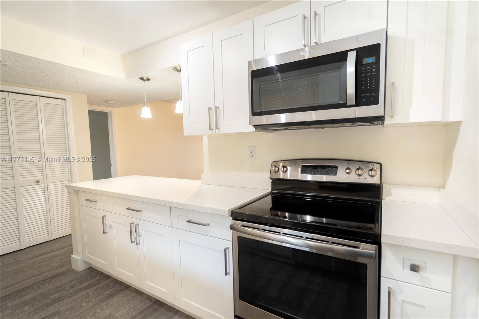 Weston, FL 33326,185 Lakeview Dr #102