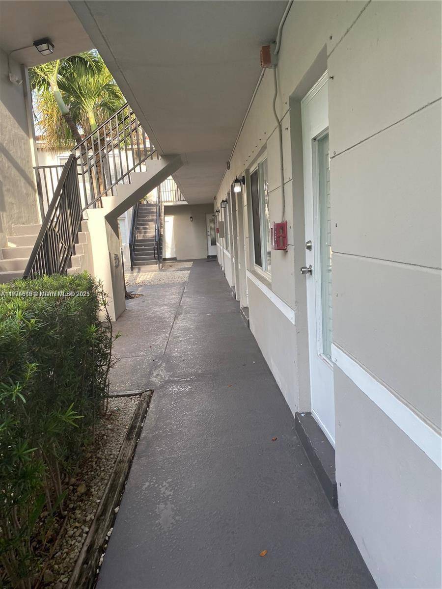 Coral Gables, FL 33133,95 Edgewater Dr #105