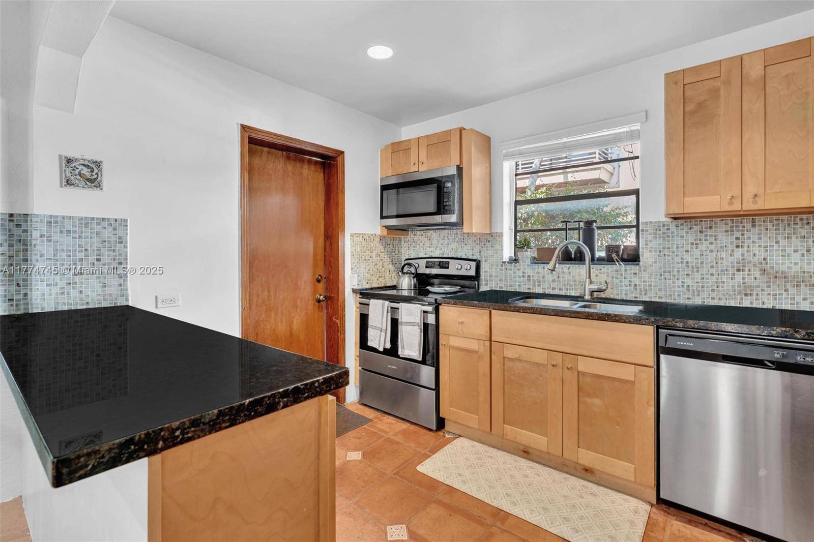 Miami Beach, FL 33140,836 W 40th St