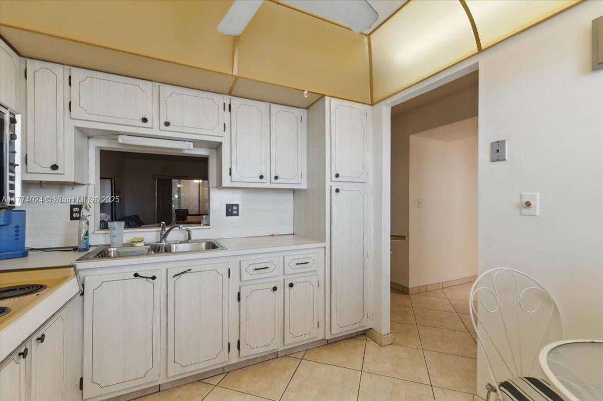 Hallandale Beach, FL 33009,219 NE 14th Ave #406